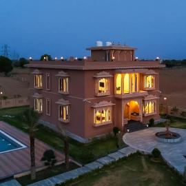 ELIVAAS Signature Nirvana Farms 5-BHK Farmhouse with Private Pool, Lounge Area and Garden, hotelli kohteessa Bagru