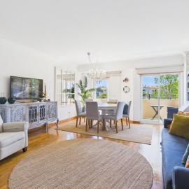 Spacious 3BR w/ Balcony Near Carcavelos Beach | By Airnest, отель в Каркавелуше