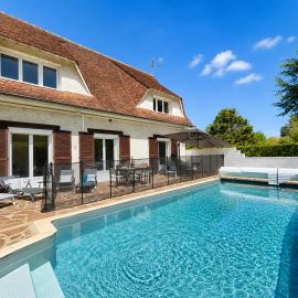 Les Eaux de Diane - Maison avec piscine à Anet - Climatisée, hotell i Anet