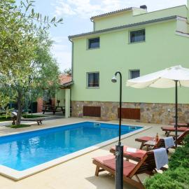 Stunning Home In Peruski, hotel a Peruški