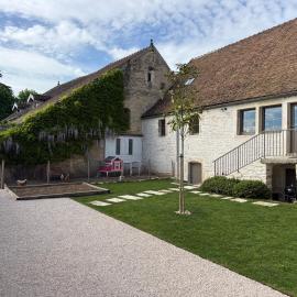 Au 8 à Meursault, Magnifique maison Bourguignonne au pied des vignes, jardin, places de parking privée, hotel in Meursault