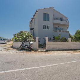 Black and White Spacious Apartment, hotel di Hvar
