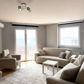 Cozy 2BR with Balcony, View & Free Parking, hotel in Kosovo Polje
