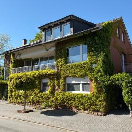 "An der alten Mühle 1" Große Fewo 110 qm, sehr zentral gelegen, zwei Schlafzimmer, Südbalkon, Gartenterrasse & Wallbox