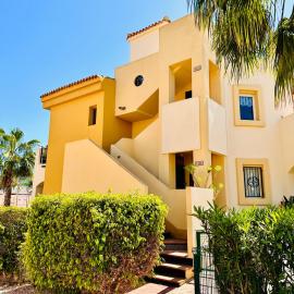 Spacious Penthouse with Terraces & Pool in Punta Prima, hotel a Punta Prima