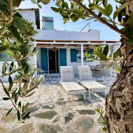 Unique Beachfront Cottage House - Private Garden