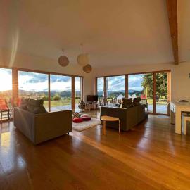 Maison de campagne, jacuzzi et vue panoramique, hotel in Peyrat-le-Château