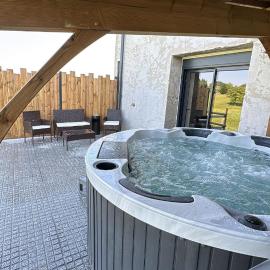 gite 8 pers avec SPA MARBOZ, hôtel à Marboz