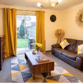 2 Bed Semi - Sleeps 4 - Fully Fenced Garden & Parking - Quiet Cul De Sac Location - Dog Friendly - Fast Wifi - Close to Motorway Access