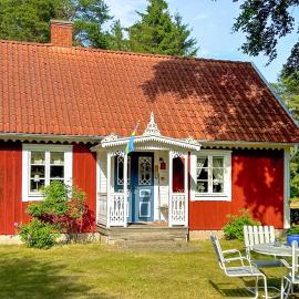 Awesome Home In Löttorp With Kitchen, hotel in Löttorp