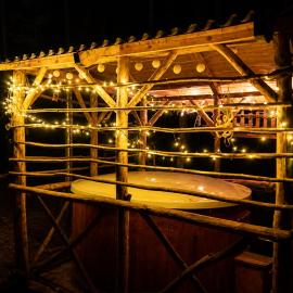 Leśny glamping Wojciechówka balia jacuzzi blisko Sandomierza โรงแรมในOżarów