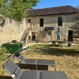 La petite Chapelle, Hotel in LʼIsle-sur-Serein
