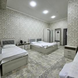 Lola Hotel, hotel sa Yangiyer