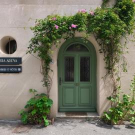 VILLA ADOYA Chambre d'hôtes Aigues-Mortes intra muros au calme climatisation réversible PISCINE WIFI ascenseur PARKING gratuit – hotel w mieście Aigues-Mortes