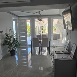 White House Apartman Miskolc,Penthouse, hotel in Miskolc