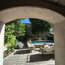 VILLA ADOYA Chambre d'hôtes Aigues-Mortes intra muros au calme climatisation réversible PISCINE WIFI ascenseur PARKING gratuit, hotel a Aigüesmortes
