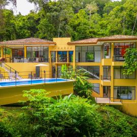 Sleep 10-pool-jungle-Jaco area-Private-5 bedroom, hotel in Tárcoles