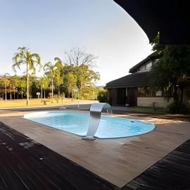 Casa de Campo: Piscina, Lago, Lareira e Churrasco, מלון בג'וינוויל