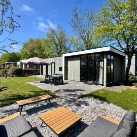 EuroParcs Bad Hoophuizen Chalet Glücksort mit Zaun Haus Nr Water03, хотел в Hulshorst