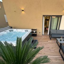Apartment EMMA Ciel with jacuzzi and sauna, hotel in Zagreb