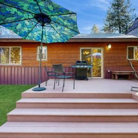 Pet-Friendly Cabin Fenced Yard Near Lake – hotel w mieście Donnelly