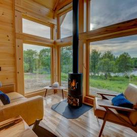River Views and Private Hot Tub -- The Willow Cabin – hotel w mieście Ellsworth
