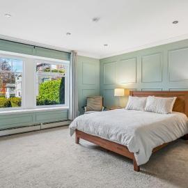 Spacious Queen Elizabeth Park Home-Walk to Train-Sleeps 10