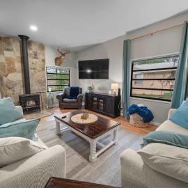 Sunset Cove Cottage- Lakefront With Bar Loft Sunroom & Pier, hotel a Murchison