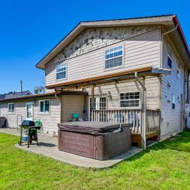 Crescent City Home w/ Hot Tub: Half-Block to Beach, Hotel in Crescent City