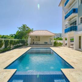 Beachside Getaway 3BR Pool 5Min walk to Beach Wi-Fi, hotel in Juan Dolio