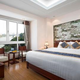 Lakeside Palace Hotel