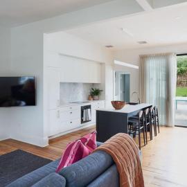 Stylish, Central and Spacious with Parking Included, hotel u gradu Lonseston
