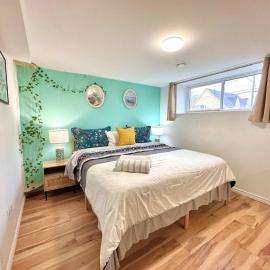 Spacious 1 BD + 1 Den near Marina and Canal, Hotel in Port Colborne