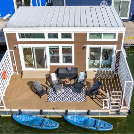 Knot Workin - Floating House on Lake Cumberland, hotel in Russell Springs