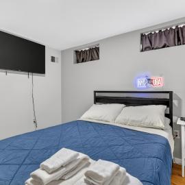 Private Apt 5 Min Walk to Newark Penn