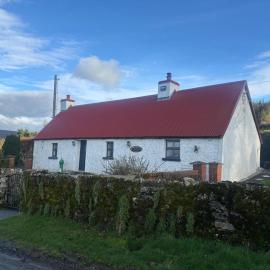 Mag Byrne's Cottage، فندق في Sandy Ford