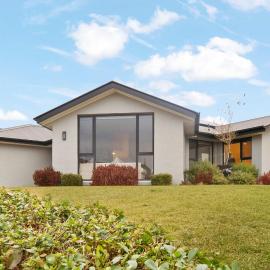 Beautiful Spacious Home in a Serene Setting, hotel a Eglinton