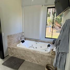 Cabana com hidromassagem em Reserva Natural, Hotel in Rancho dos Bugres