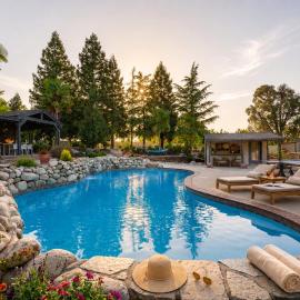 Casteel - 4,500 sq-ft retreat with a pool and hot tub in the middle of wine country!, hotell sihtkohas Templeton