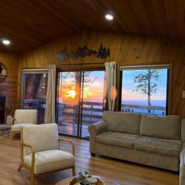 Shaver Lake Cabin, Views, 5 Acres, Sleeps 14, Air Conditioning, hotel in Shaver Lake