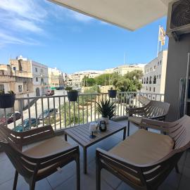 Modern & Spacious 2BR Apartment with Balcony in Birkirkara, hotel in Birkirkara