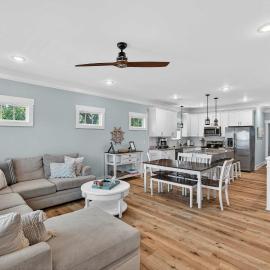 3 bedroom townhome, steps to beach, sleeps 11, pet friendly, hotel in Carolina Beach