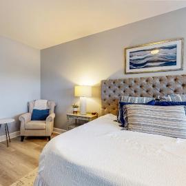 4th-Floor Condo with Shared Pool and WiFi, Hotel in Destin