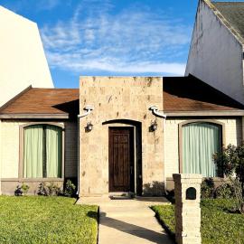 Contemporary Townhouse in McAllen, hotel v mestu McAllen