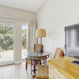 Ground-Level Studio with Resort Pools and Beach Access, готель у місті Дестін