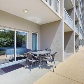 Ground-Level Studio with Resort Pools and Beach Access, Hotel in Destin