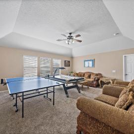 Katy Retreat BBQ Yard Game Room Sleeps 16, Hotel in Houston