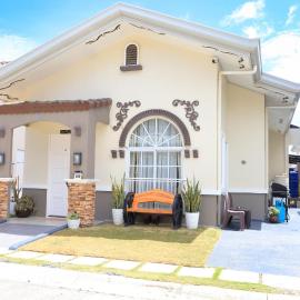 Casa Mik - Bohol Staycation、Dauisのホテル