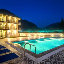 Tripli Hotels Lavanya Hills, khách sạn ở Mohan Chatti