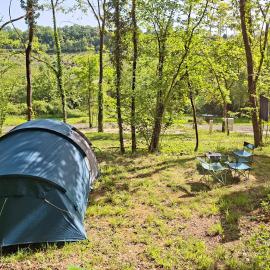 Tent Pitch - Emplacement pour tente - Staanplaats voor tent - on Small Campsite in Saint Robert, 19310 Corrèze-Dordogne, France, hotelli kohteessa Ségonzac